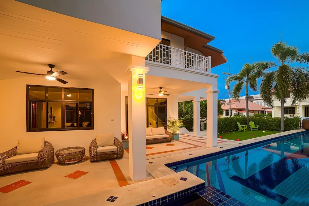 Pool villa  4 BR walking to Beach HV
