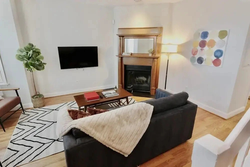 Penn & Ten- Spacious Capitol Hill Rowhouse