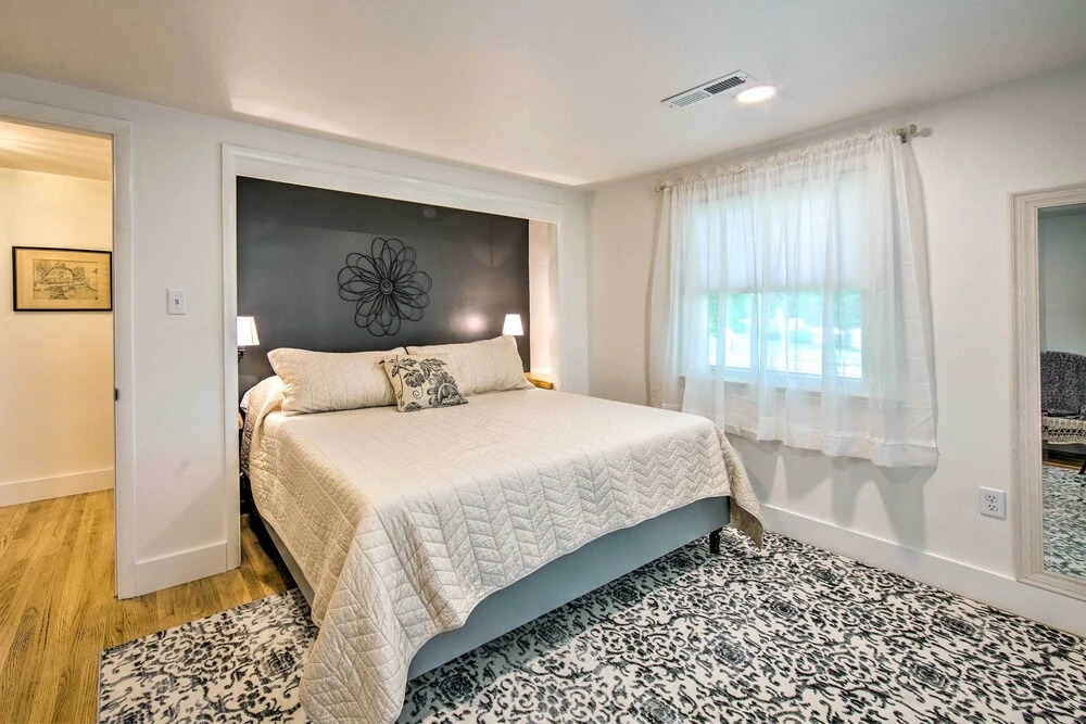 3 Mi to Dutch Wonderland: Serene Home w/ Deck