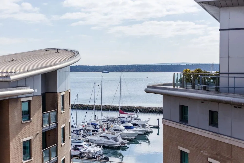 Crows Nest - On Poole Quay, Parking and Wi-Fi included