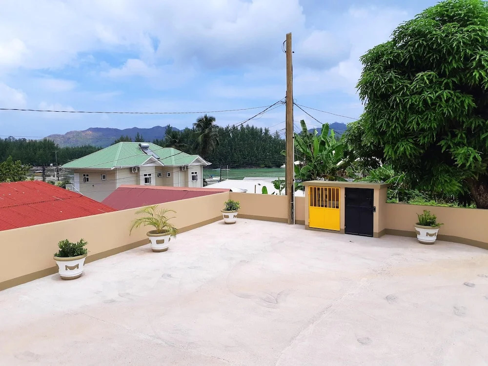 Apartment With one Bedroom in Baie Sainte Anne, With Wonderful sea Vie