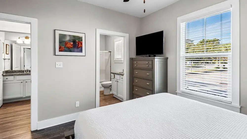 2BR Near Gulf Place w/ Pool, Grill + Free Tickets: Dolphin Cruise & More!