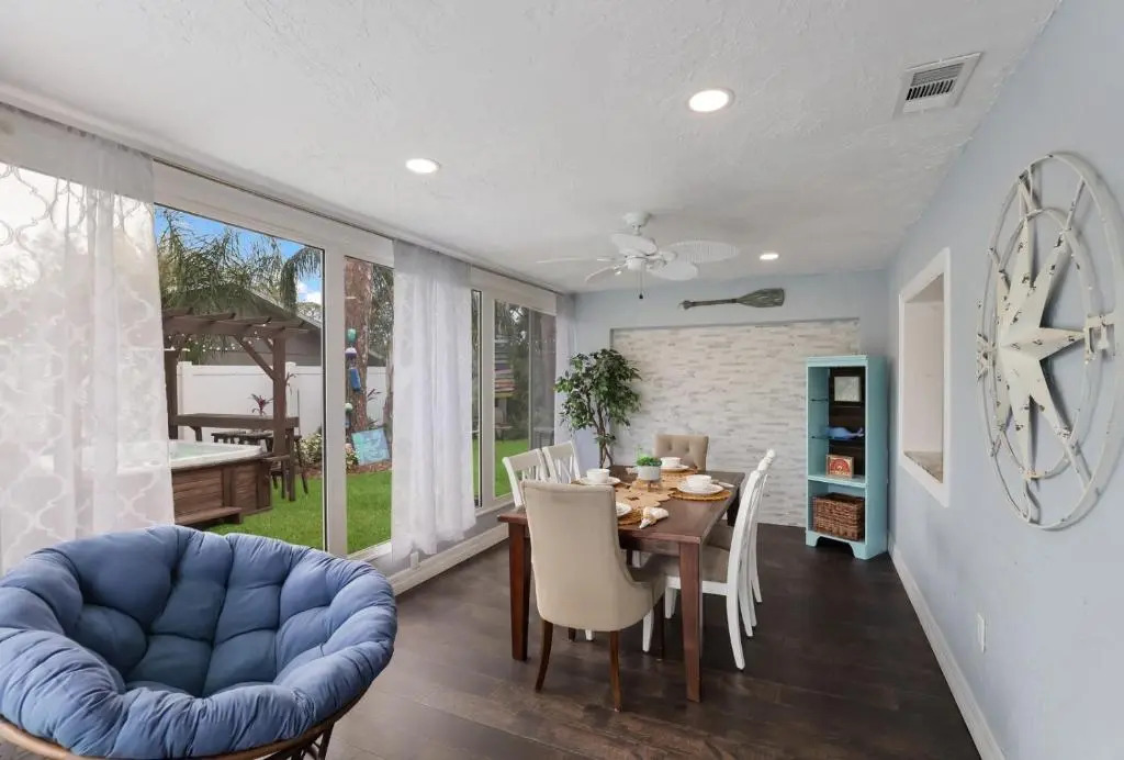Oasis backyard with hot tub 4/2 close to the beach