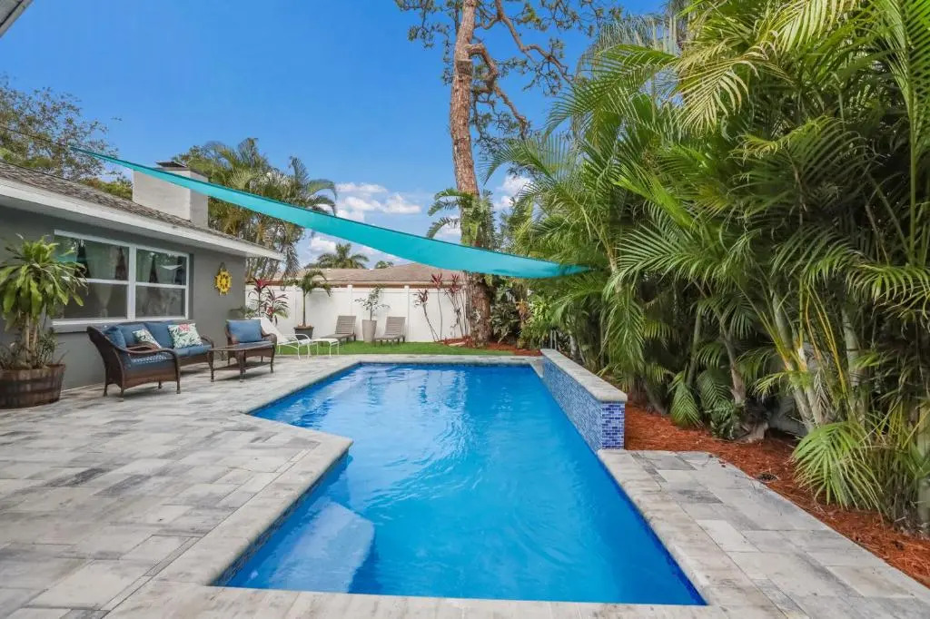 Oasis backyard with hot tub 4/2 close to the beach