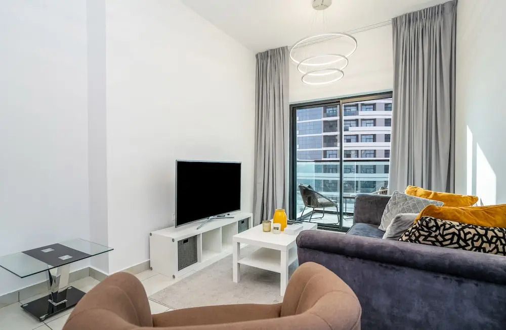 Tanin - Modern Spacious 1BR Apartment With 2 Balconies