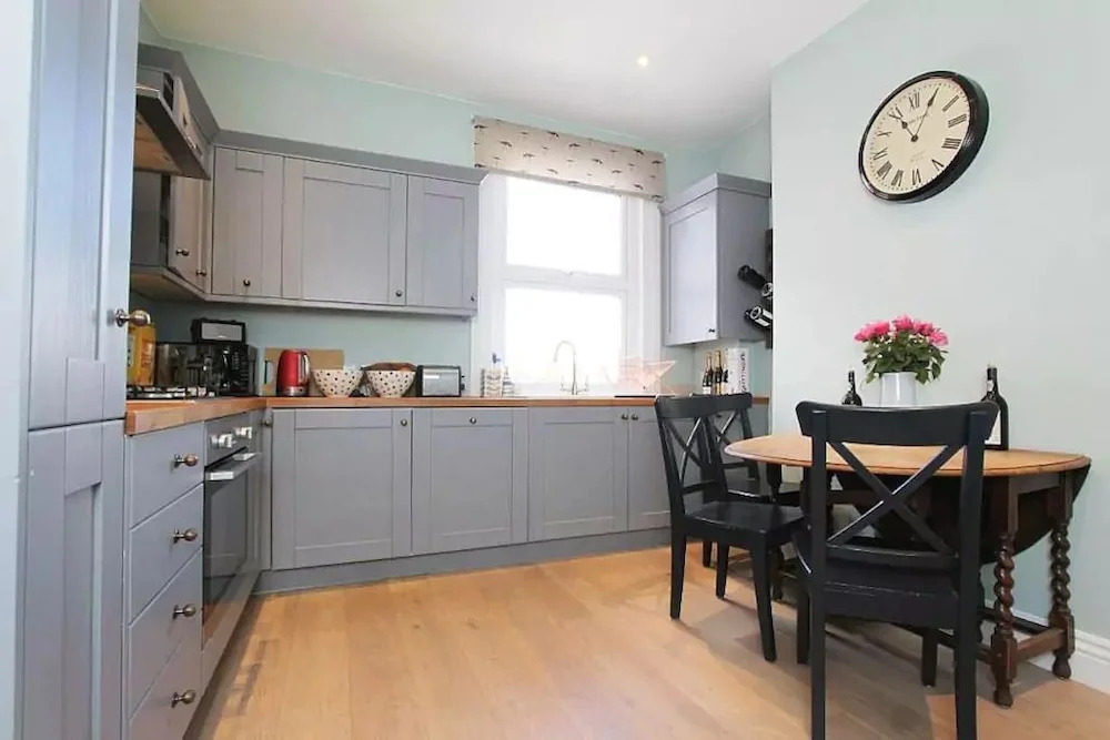 Spacious 3 Bedroom Home In North London