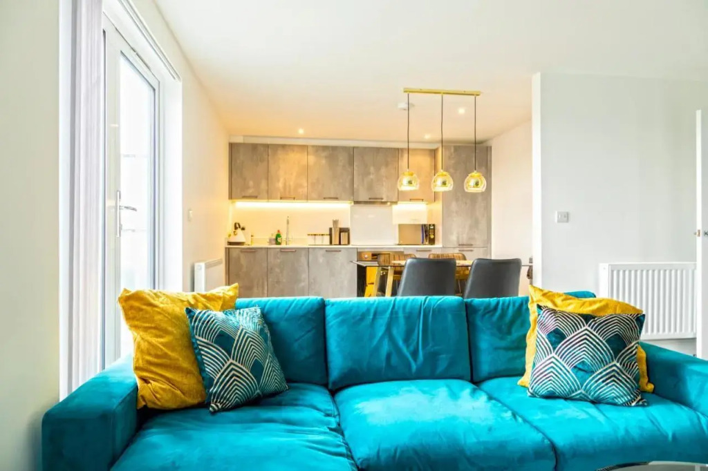 Attractive 2 Bedroom Penthouse with Free Parking