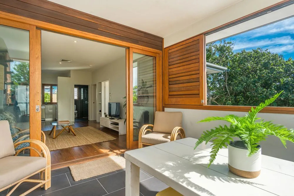 Quiksilver Apartments The Pass - steps from beach