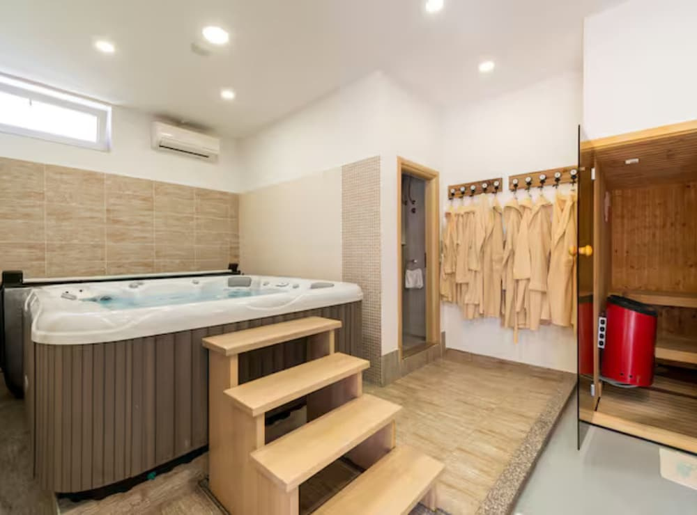 Villa Ana with Outdoor Pool, Sauna and Hot-Tub
