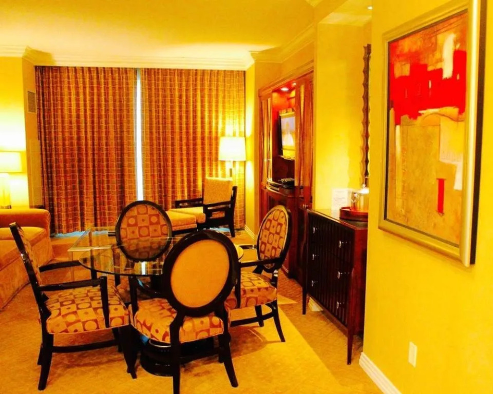 Aaa Deluxe Suite At The Signature Condo Hotel