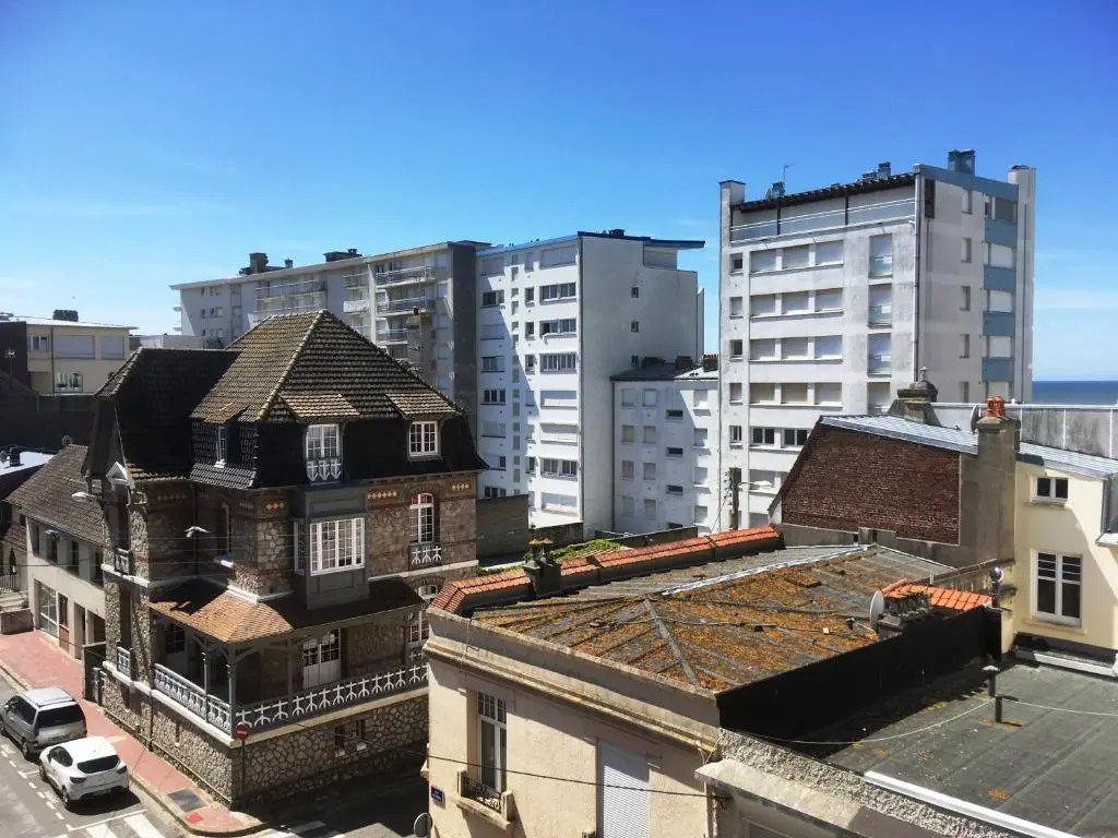 Duplex T4 idéalement situé entre la place du marché et le bord de mer
