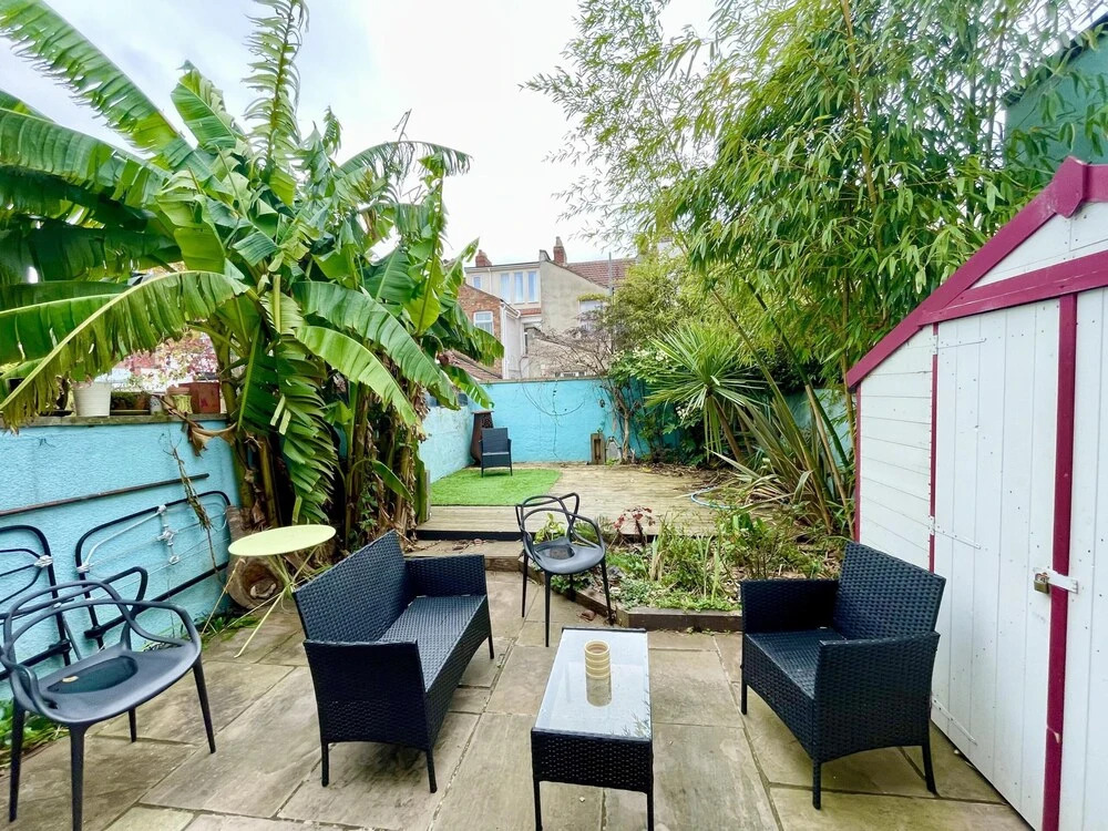 Colourful 3BD Home With Garden in Southville