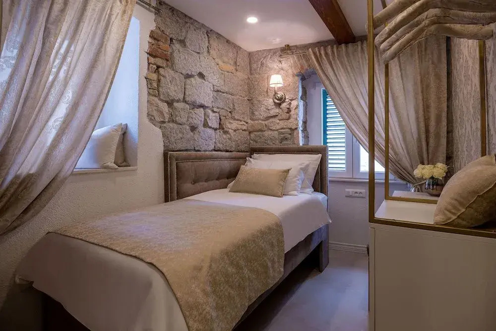 Jupiter Lux Rooms