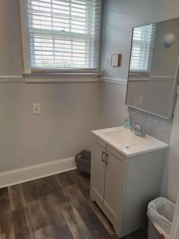 One Queen Bed Suite with full house amenities Rm 2