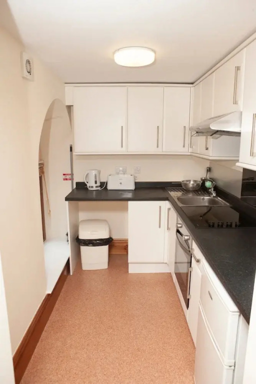 1 Bedroom Apartment by Gloucester Road