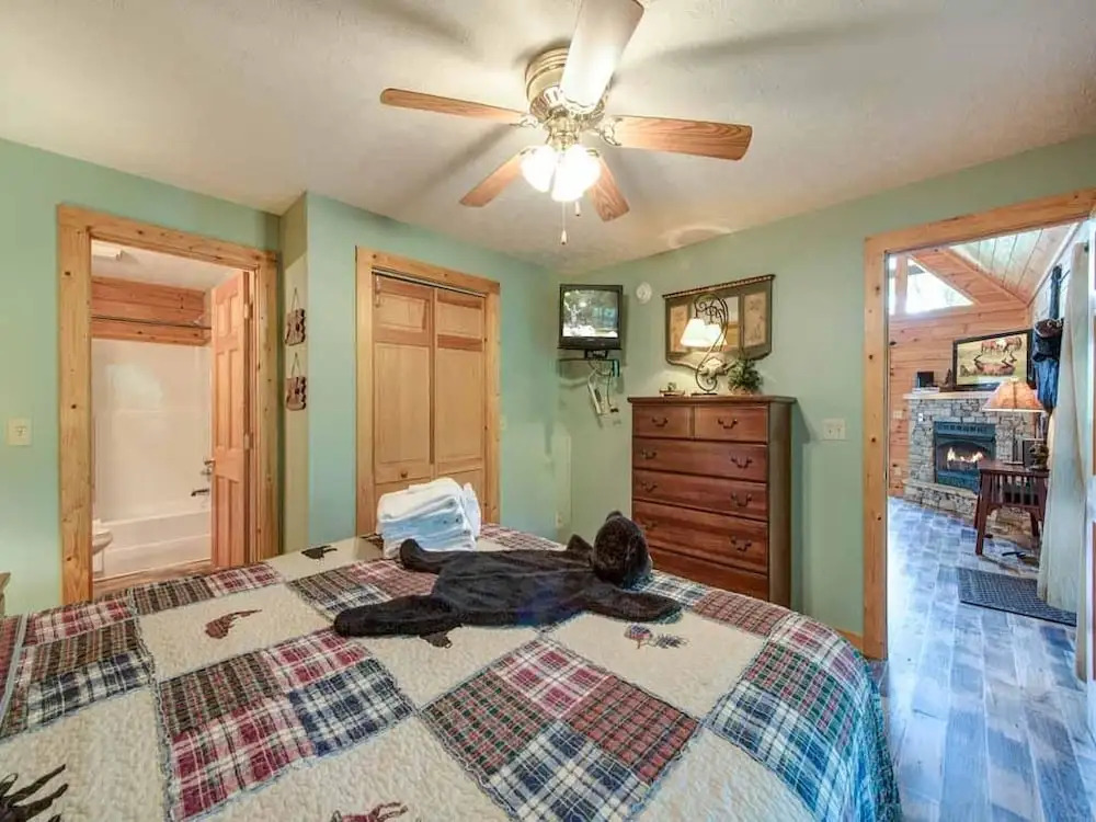 Whisper Mountain 2 Bedroom Home with Hot Tub