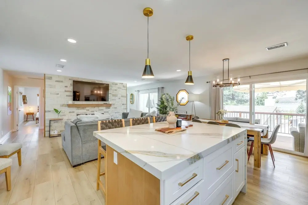 Walk to The Village Shops/Eats: Big Bear Lake Home