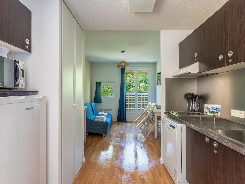 4-guest AC Apartment Near Beach