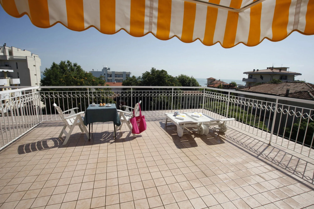 Hotel Villa dei Fiori - sul mare con piscina