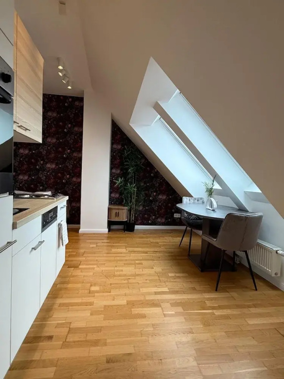 Stylish 1BR Apt Balcony AC City Center