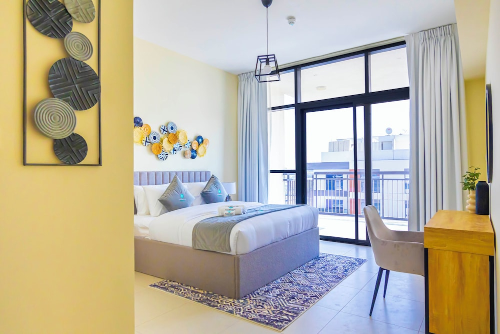 Bloomfields 1BR Canal The View Raha