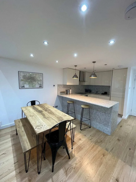 Stunning 3BD Maisonette W/balcony - Old Street!
