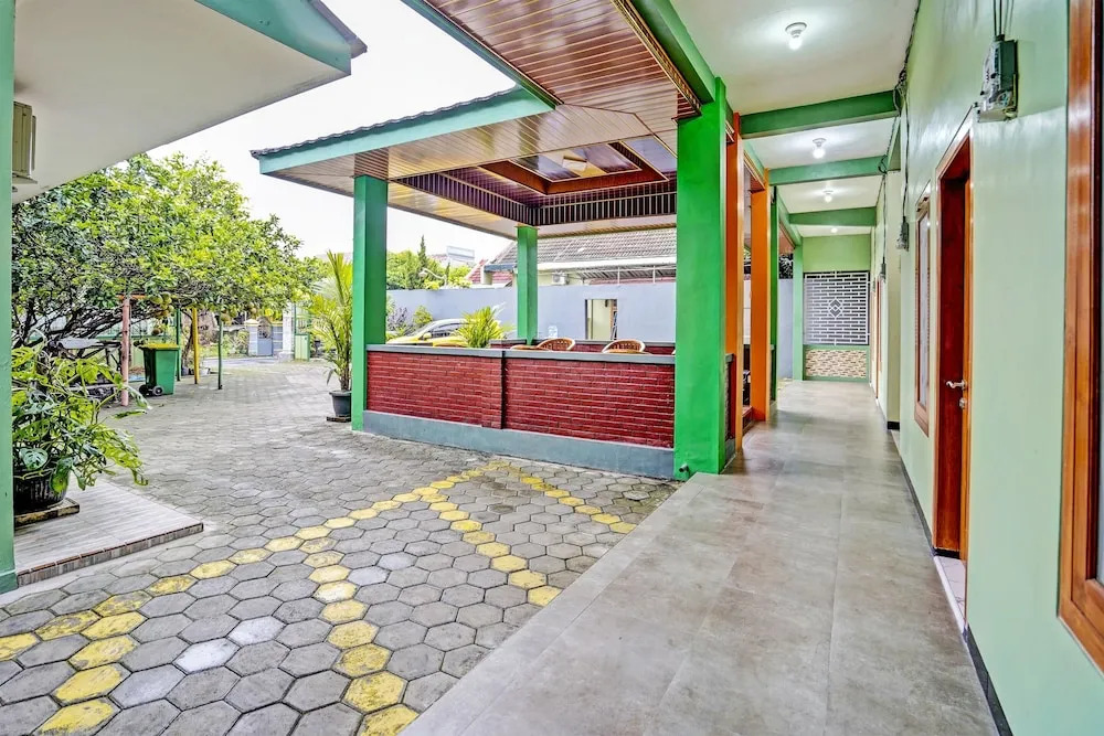 OYO Life 92043 Kost Barokah Syariah Madiun
