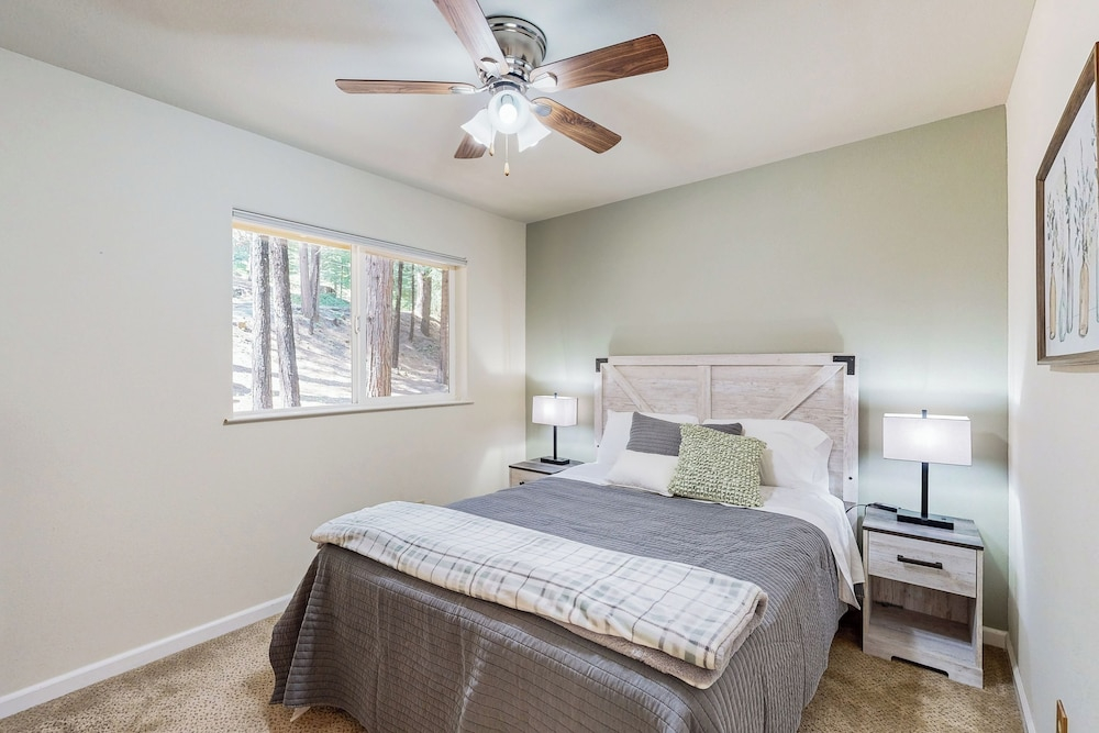 Cozy Cabin w/ Jetted Tub & Dog-friendly