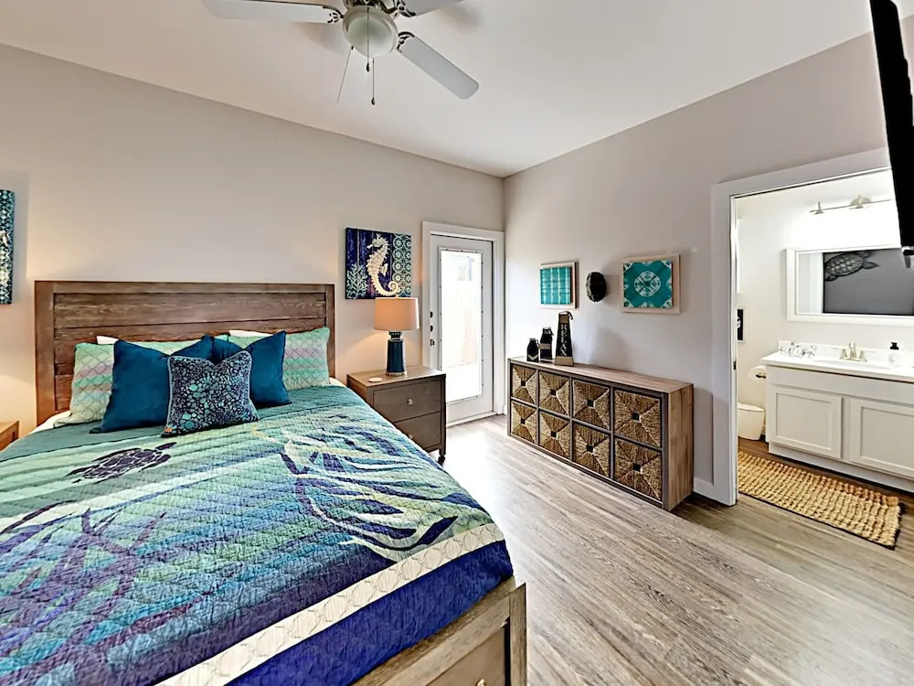 The Savvy Pelican 4 Bedrooms 3 Bathrooms Condo