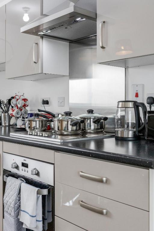 Impeccable 2-bed Apartment in Romford