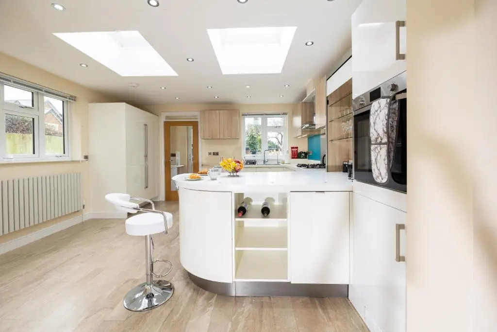 Central Windsor Stunning 4 Bedroom Spacious Modern House