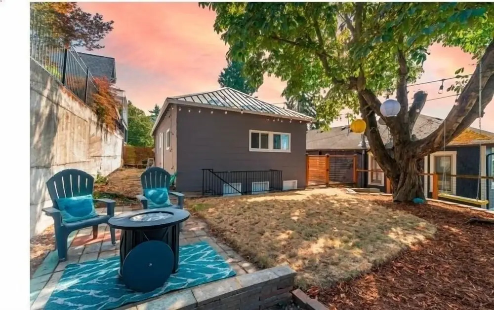 "the Fremont Overlook" W/ Nifty Backyard & Firepit 2 Bedroom Home by RedAwning