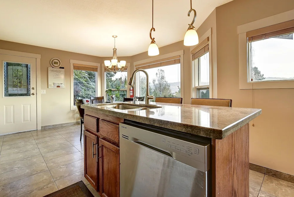 Beautiful Rodee Homestay -west Kelowna