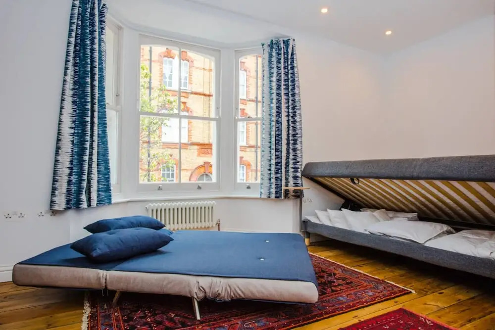 Spacious 1 Bedroom Apartment with Balcony Close to Tube