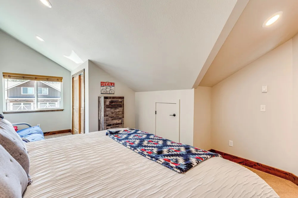 Newly Built Estes Park Townhome, 2 Miles to Rmnp!