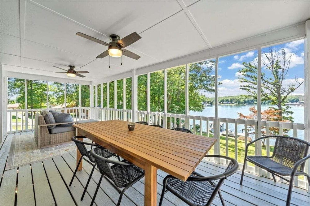 Lake Breeze - Private Dock and Hot tub