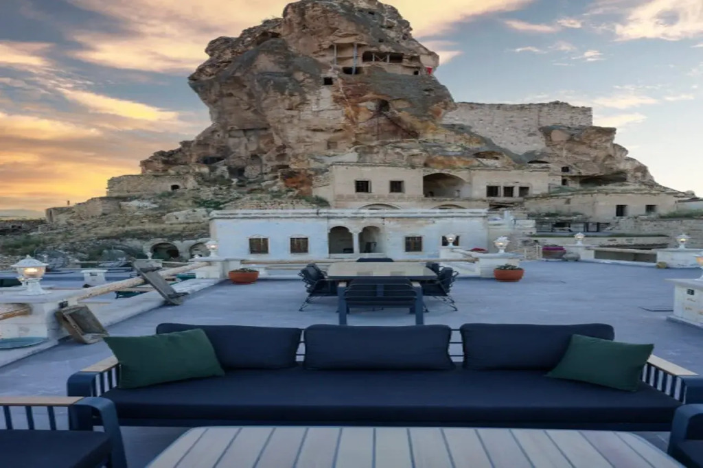 Solo Cave Suites