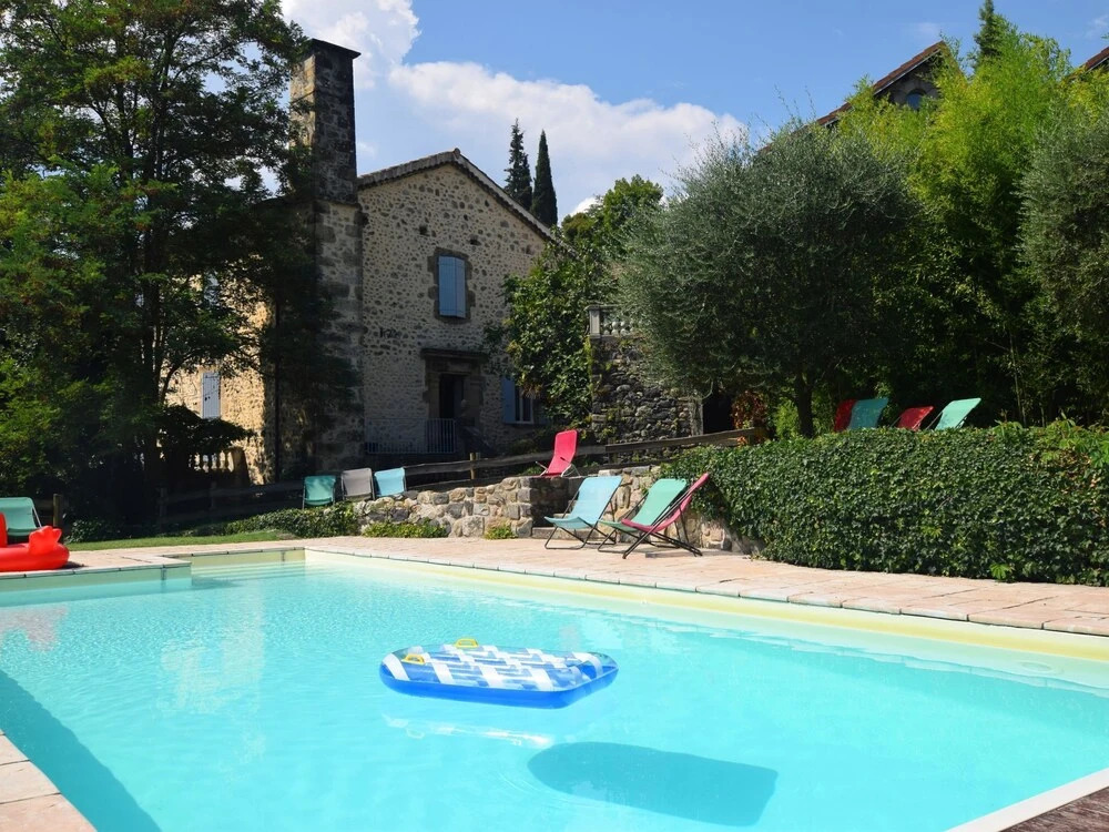 Lovely house with grass garden, shared swimmingpool, next to the river Ardèche