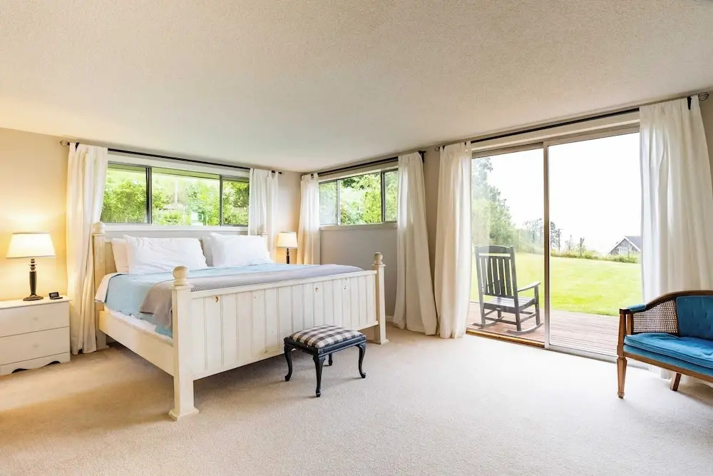 Private Beach Access + Water Views! Sleeps 18, Historic 6bdr Farmhouse w/ Deck