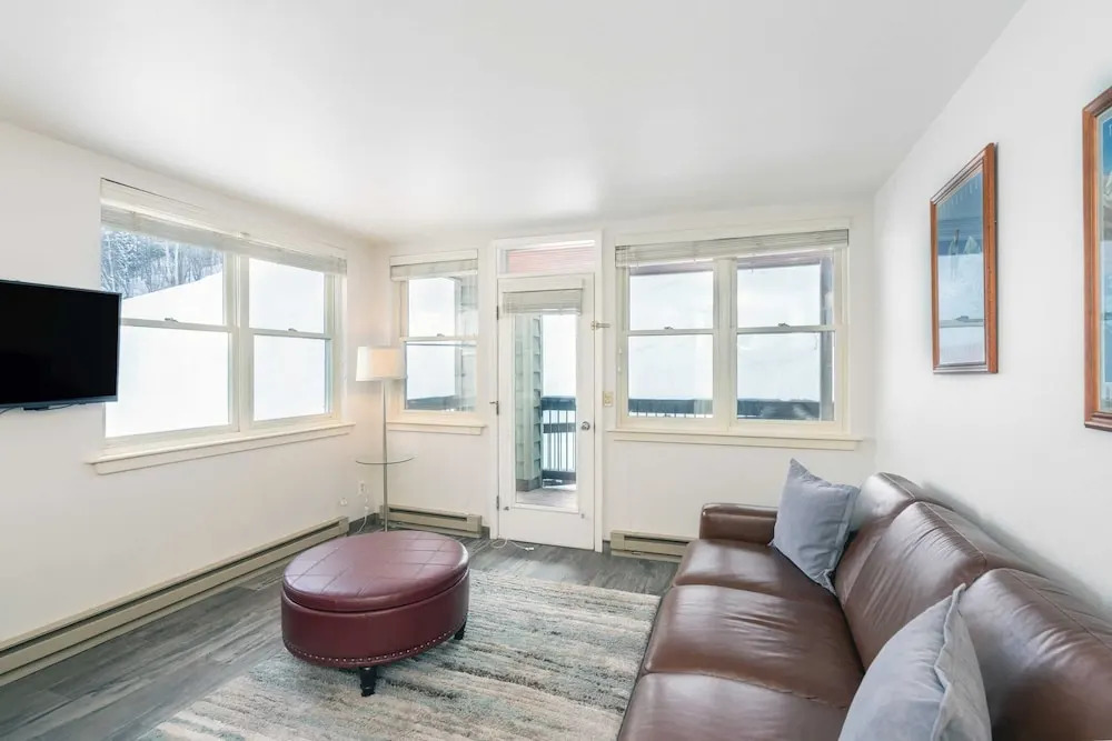 Etta Place 1 by Avantstay Ski In/ Ski Out Unit w/ Views of the Slopes!