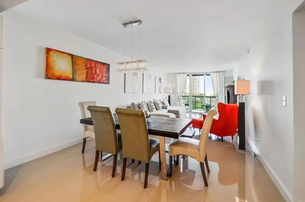 1 Bedroom +den Bay View Or620