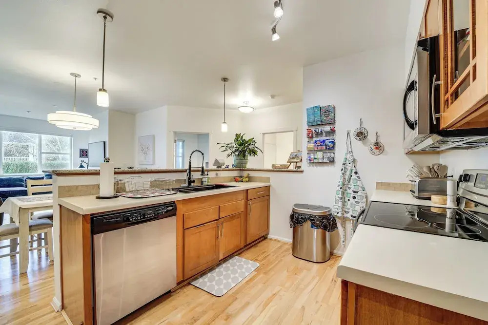Condo 6 Mi to Lumen Field & Dtwn Seattle!