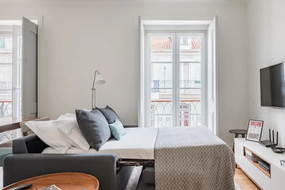 Lis001 · Mid-century Inspired Apartment With River Views
