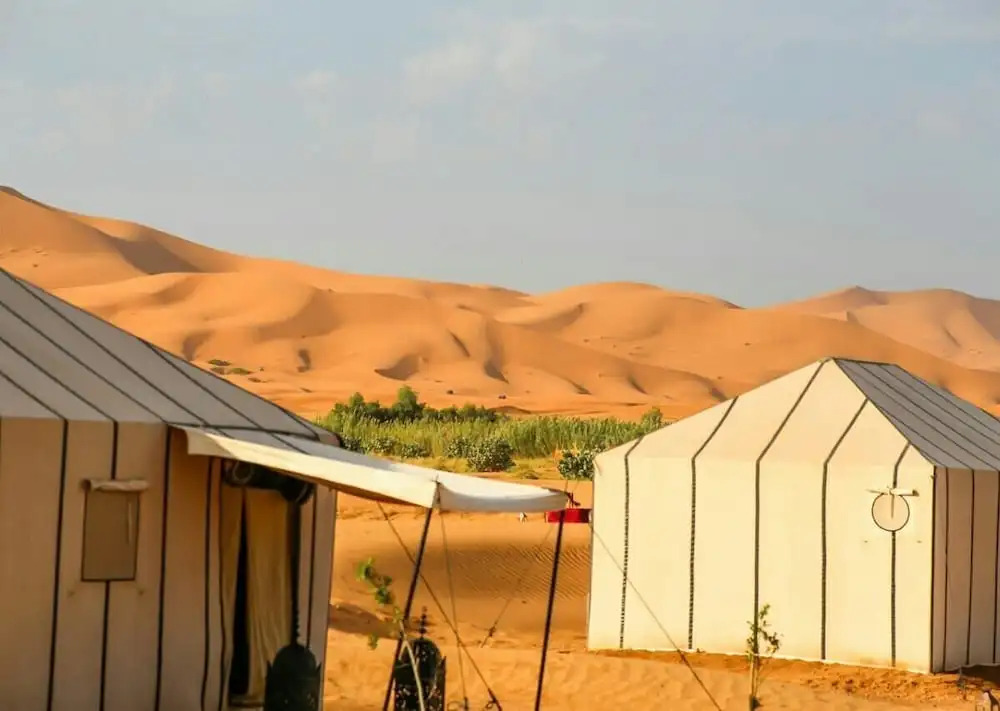 Splendid desert Saharian Luxury Camp in quiet and idyllic sand dunes