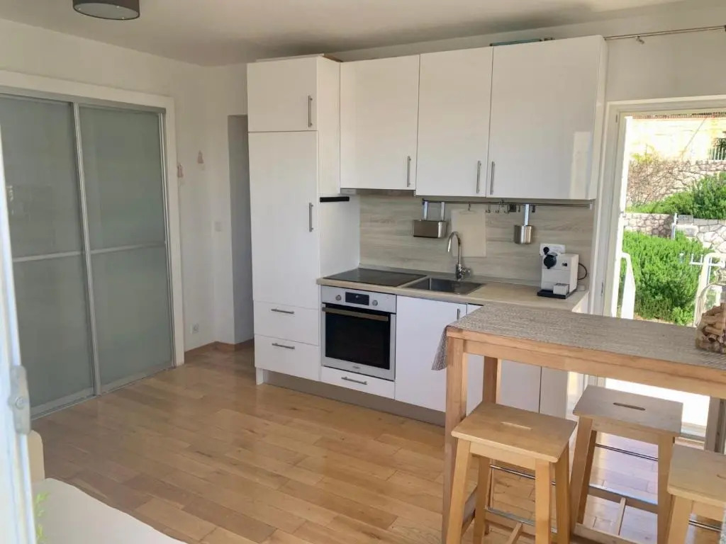 Comfort 1-Bedroom Apartment with Pool & Sea view