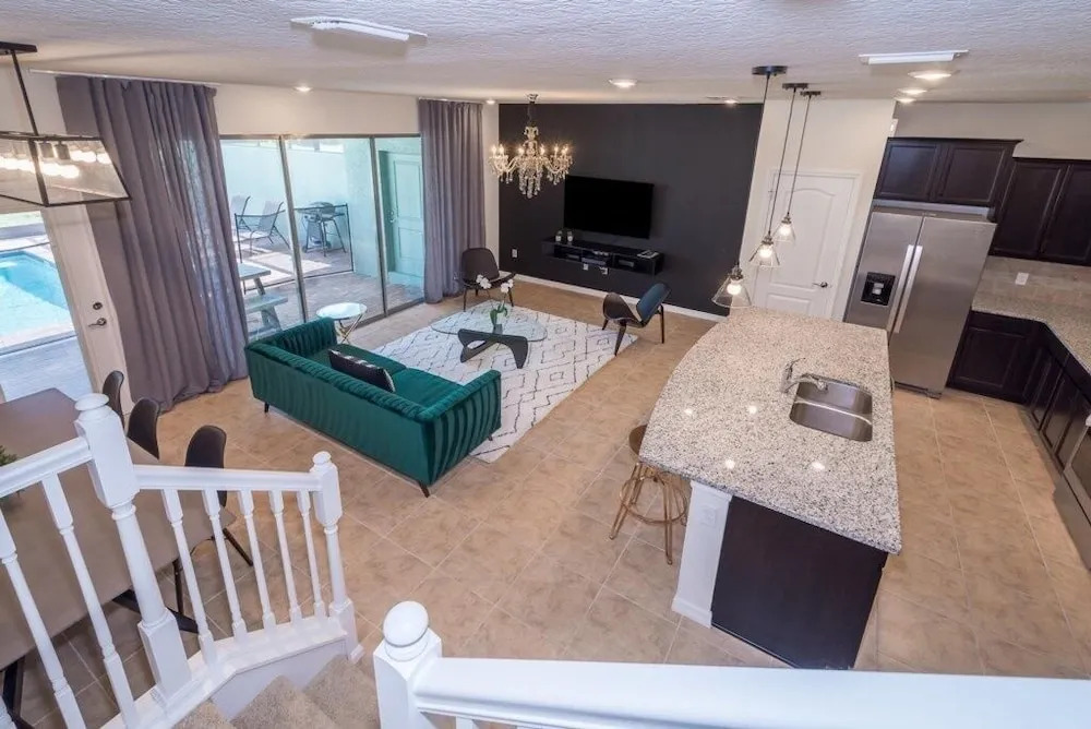 Luxurious 5 Bed Home with Private Pool in Solterra Townhouse