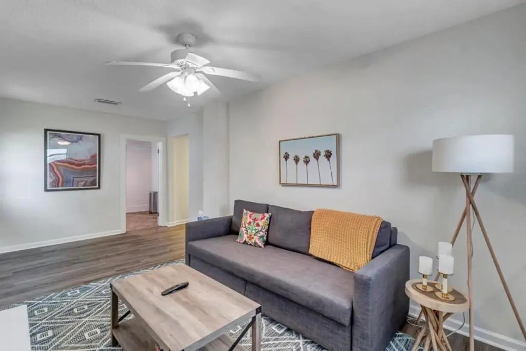 Amazing 1 BR apt - 1 block from Jax Beach!