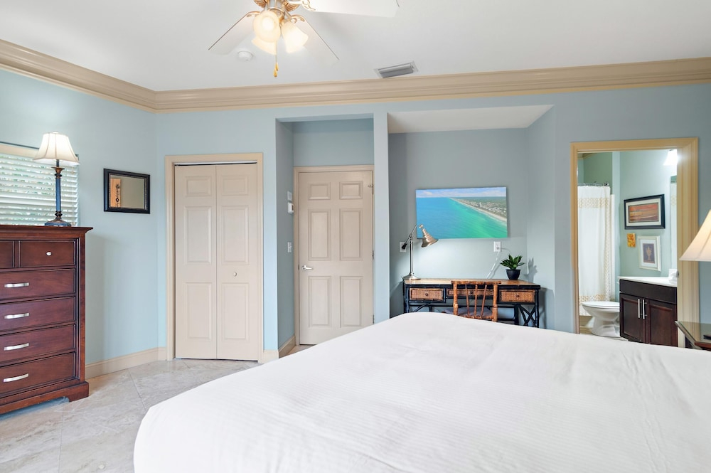 Beach Pointe 301