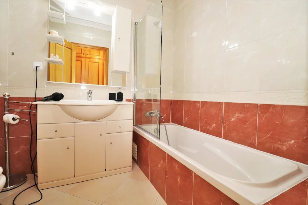 Lovely 2 -bedroom Vacation Apartment In Quarteira