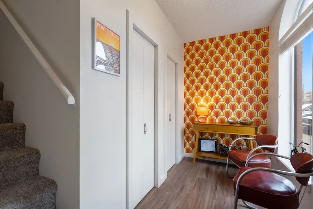 Pine Street Loft – Steps from Old Town Square!